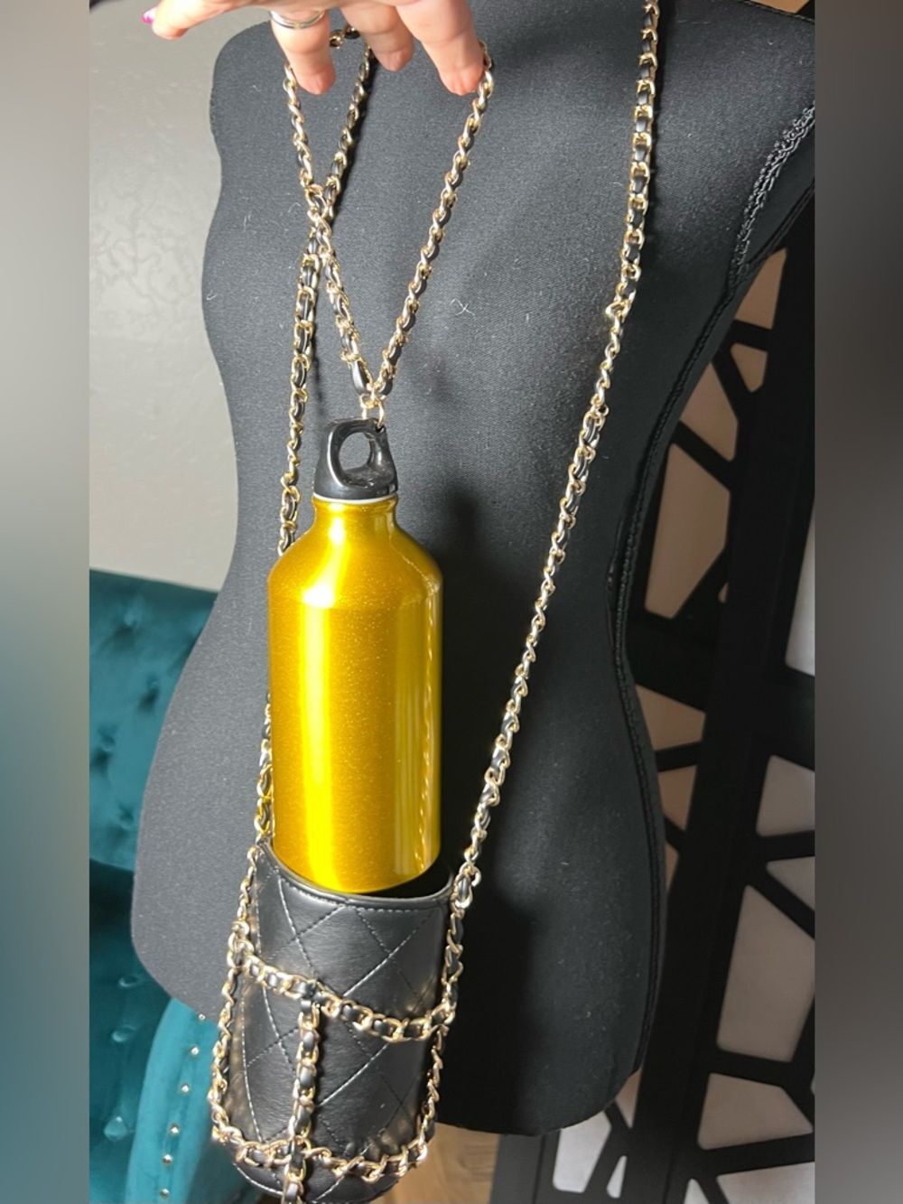 Woven Chain Crossbody Bottle Holder - with Aluminum Bottle Gold/Black NWOT - Picture 5 of 7
